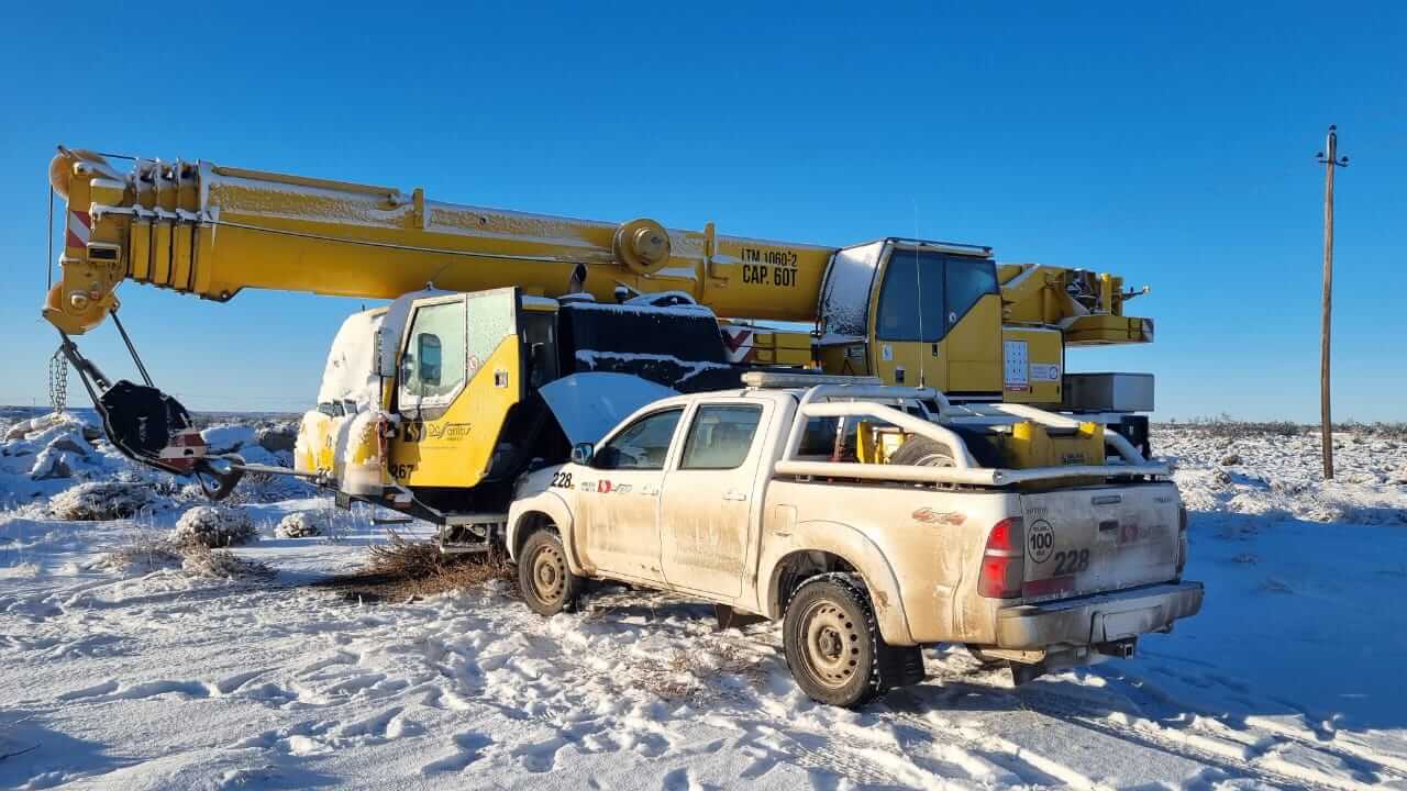 Camioneta en trabajo en la nieve